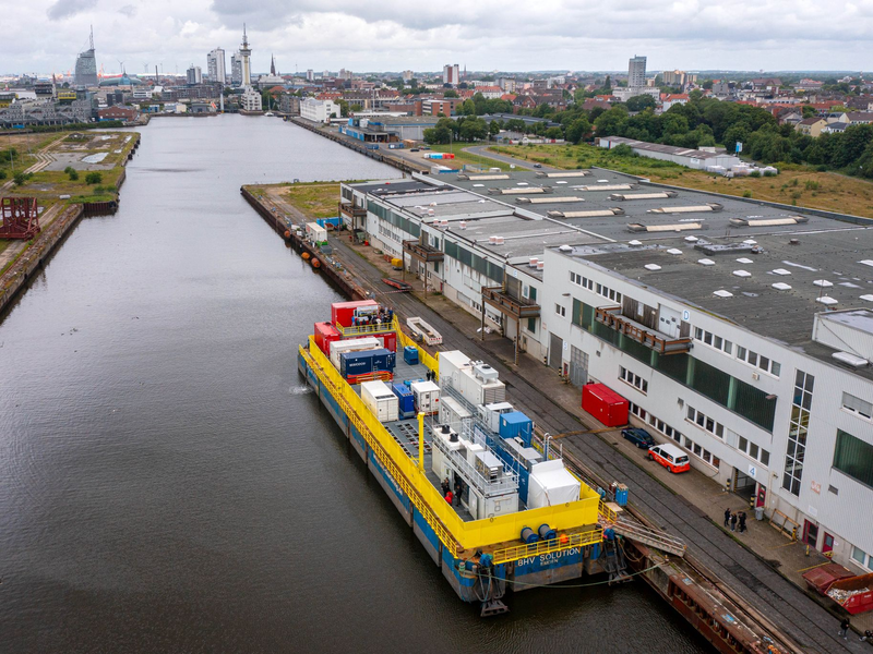 Das Forschungsteam um Matthias Metten vom Deutschen Zentrum für Luft- und Raumfahrt (DLR) wird die Plattform ab August vor Helgoland testen. - Foto: Sina Schuldt/dpa