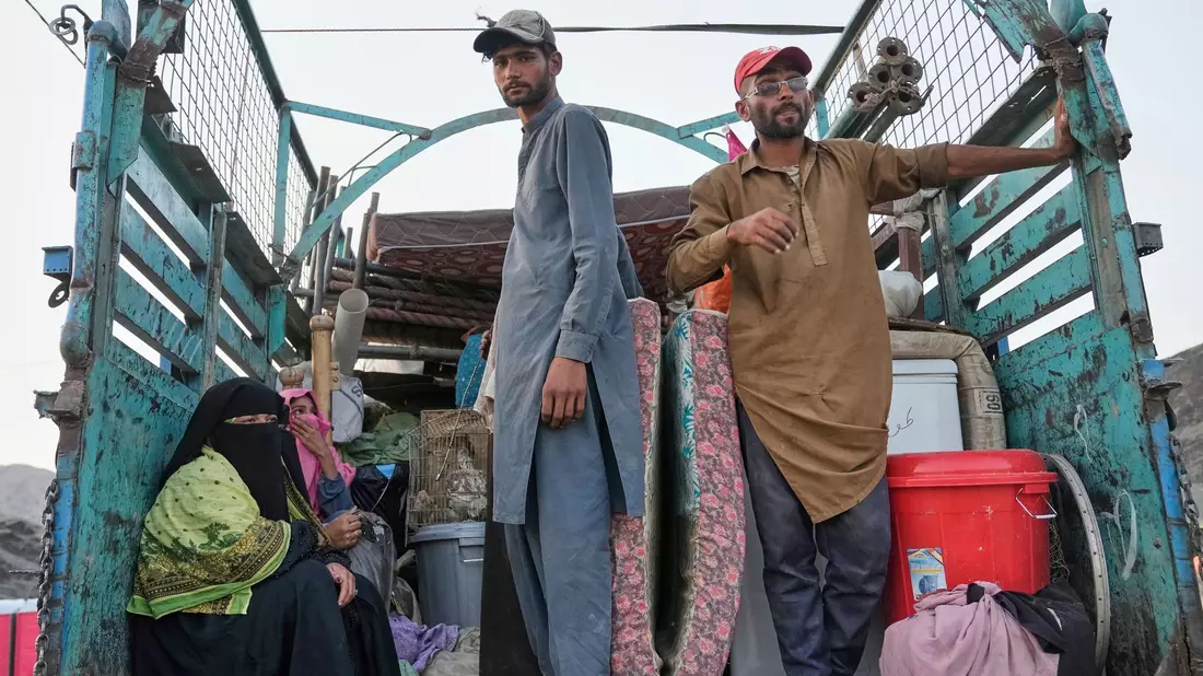 Hier bewacht ein Taliban-Kämpfer in Afghanistan ein Lager mit aus Pakistan zurückgeführten Flüchtlingen. (Archivbild) - Bild: Ebrahim Noroozi/AP/dpa