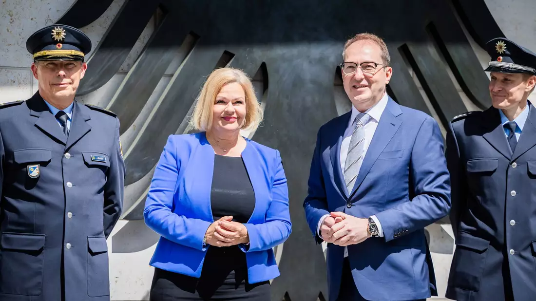 Ex-Bundesinnenministerin Nancy Faeser (SPD), hier bei ihrer Amtsübergabe an Alexander Dobrindt (CSU), hatte sich zum Bundesaufnahmeprogramm mit der damaligen Außenministerin, Annalena Baerbock (Grüne) abgestimmt. (Archivfoto)  - Bild: Christoph Soeder/dpa