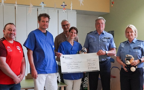 POL-PPWP: Nach Benefizfußballspiel: Spendenübergabe im Westpfalz-Klinikum - Foto: presseportal.de