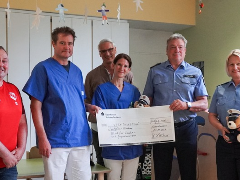 POL-PPWP: Nach Benefizfußballspiel: Spendenübergabe im Westpfalz-Klinikum - Foto: presseportal.de