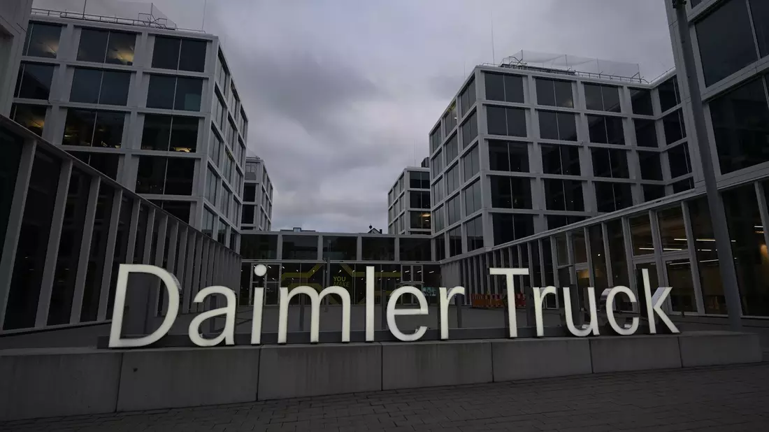 Beim Nutzfahrzeughersteller Daimler Truck sollen rund 5.000 Stellen wegfallen. (Archivbild) - Bild: Bernd Weißbrod/dpa