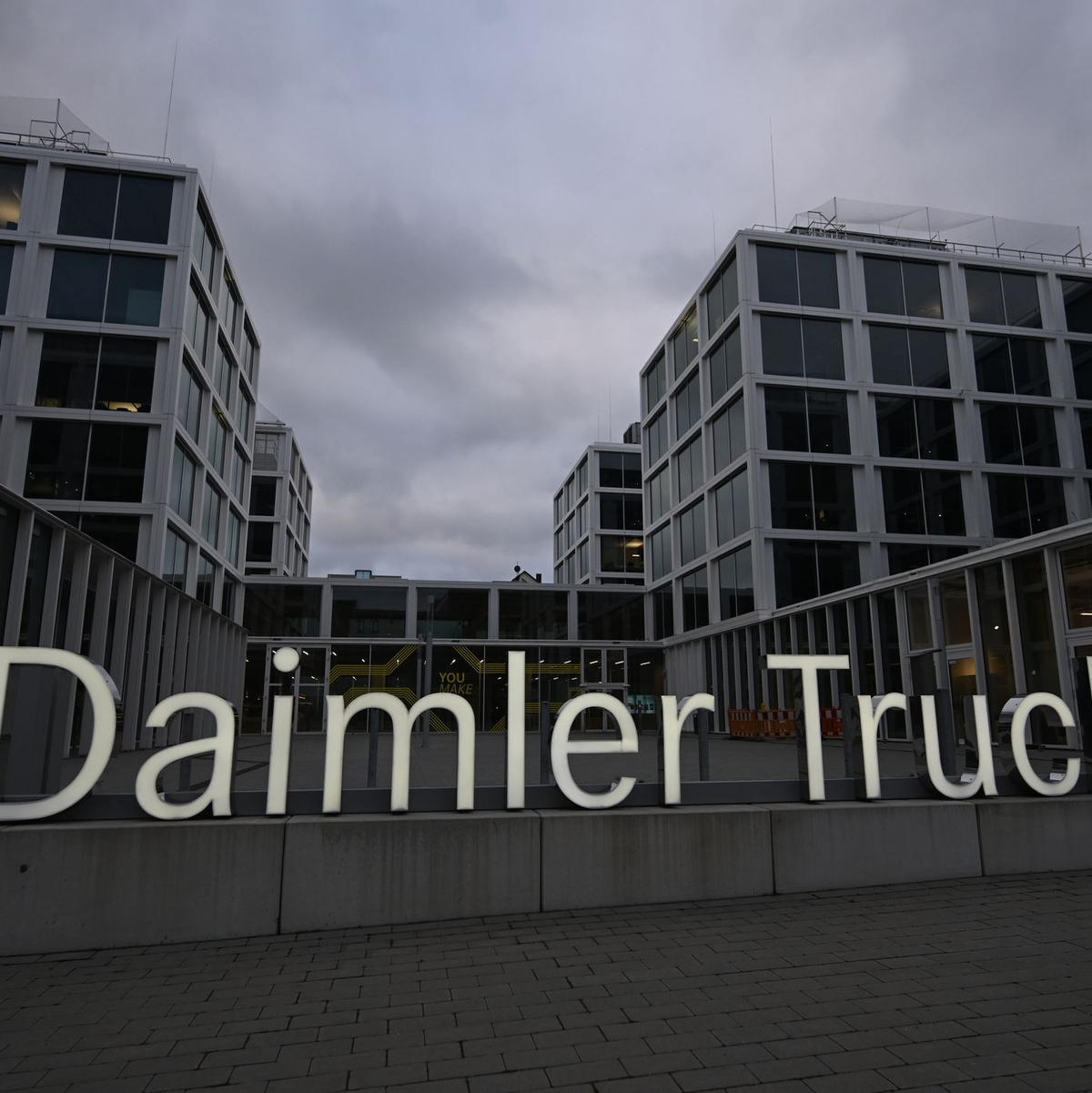 Beim Nutzfahrzeughersteller Daimler Truck sollen rund 5.000 Stellen wegfallen. (Archivbild) - Foto: Bernd Weißbrod/dpa