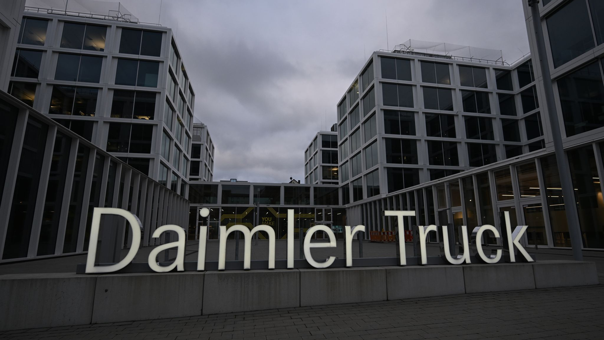 Daimler Truck hat eine Partnerschaft mit einem US-Rüstungsunternehmen vereinbart. (Archivbild) - Foto: Bernd Weißbrod/dpa