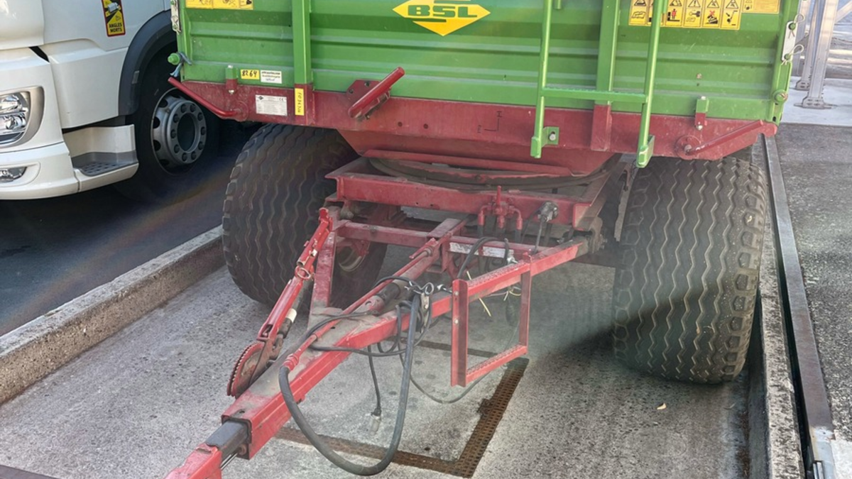 POL-SO: Anhänger um mehr als zwei Tonnen überladen - Foto: presseportal.de