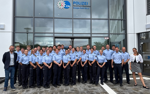 POL-EN: Ennepe-Ruhr-Kreis: 28 Kommissaranwärterinnen und -anwärter treten ihren Dienst an - Foto: presseportal.de