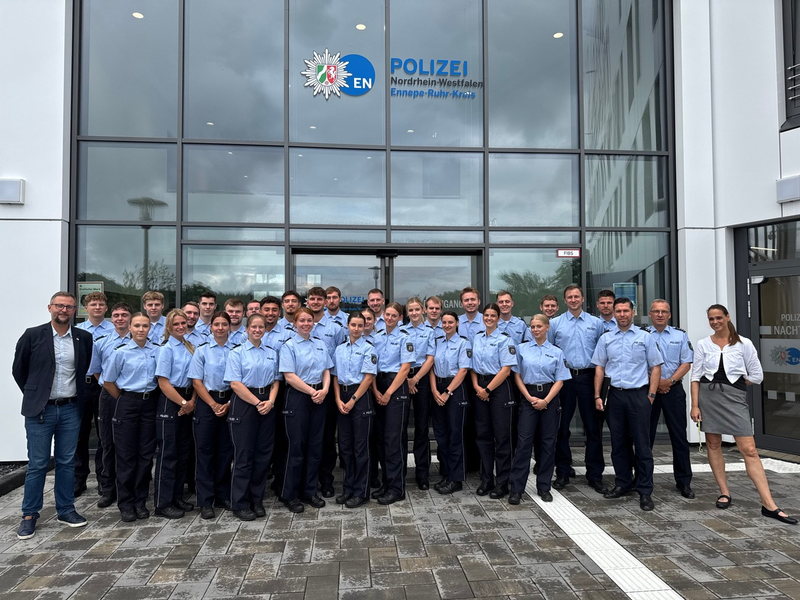POL-EN: Ennepe-Ruhr-Kreis: 28 Kommissaranwärterinnen und -anwärter treten ihren Dienst an - Foto: presseportal.de