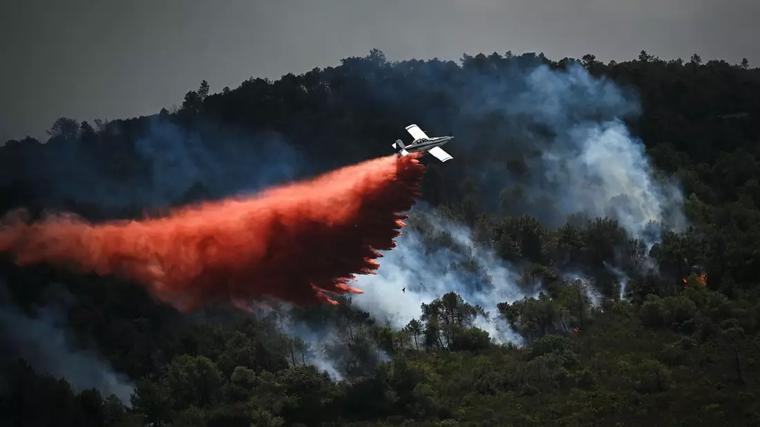 Nach einer Hitzewelle kämpft die Feuerwehr vielerorts in Südfrankreich gegen Waldbrände. - Bild: Matthieu Rondel/AFP/dpa