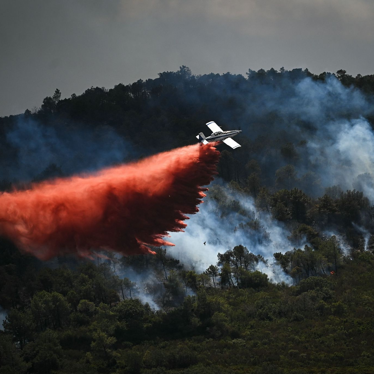 Nach einer Hitzewelle kämpft die Feuerwehr vielerorts in Südfrankreich gegen Waldbrände. - Foto: Matthieu Rondel/AFP/dpa