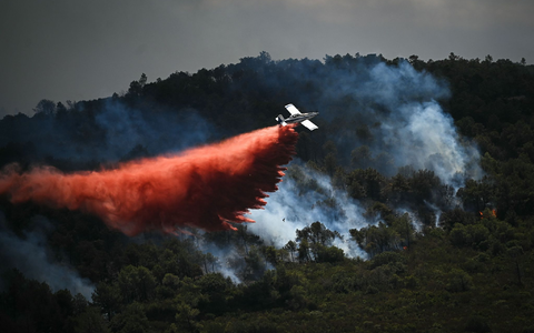 Nach einer Hitzewelle kämpft die Feuerwehr vielerorts in Südfrankreich gegen Waldbrände. - Foto: Matthieu Rondel/AFP/dpa Nach einer Hitzewelle kämpft die Feuerwehr vielerorts in Südfrankreich gegen Waldbrände. - Foto: Matthieu Rondel/AFP/dpa