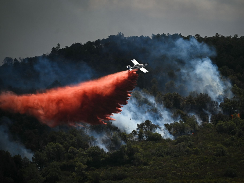 Nach einer Hitzewelle kämpft die Feuerwehr vielerorts in Südfrankreich gegen Waldbrände. - Foto: Matthieu Rondel/AFP/dpa