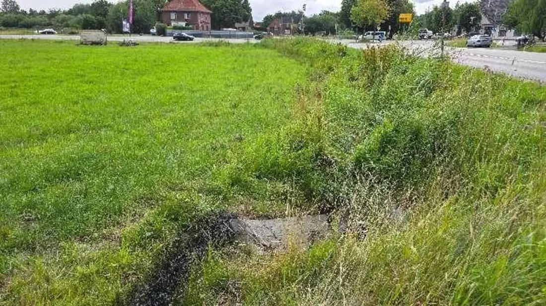 POL-STD: Unbekannter Autofahrer kommt in Bliedersdorf-Postmoor von der Straße ab und verursacht Unfall - Autofahrer flüchtet - Polizei sucht Verursacher und Zeugen, 25 Meter Krankabel entwendet - Bild: presseportal.de