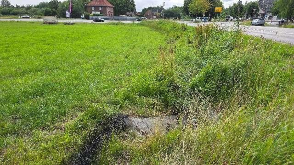 POL-STD: Unbekannter Autofahrer kommt in Bliedersdorf-Postmoor von der Straße ab und verursacht Unfall - Autofahrer flüchtet - Polizei sucht Verursacher und Zeugen, 25 Meter Krankabel entwendet - Foto: presseportal.de