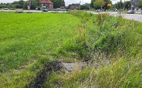 POL-STD: Unbekannter Autofahrer kommt in Bliedersdorf-Postmoor von der Straße ab und verursacht Unfall - Autofahrer flüchtet - Polizei sucht Verursacher und Zeugen, 25 Meter Krankabel entwendet - Foto: presseportal.de POL-STD: Unbekannter Autofahrer kommt in Bliedersdorf-Postmoor von der Straße ab und verursacht Unfall - Autofahrer flüchtet - Polizei sucht Verursacher und Zeugen, 25 Meter Krankabel entwendet - Foto: presseportal.de