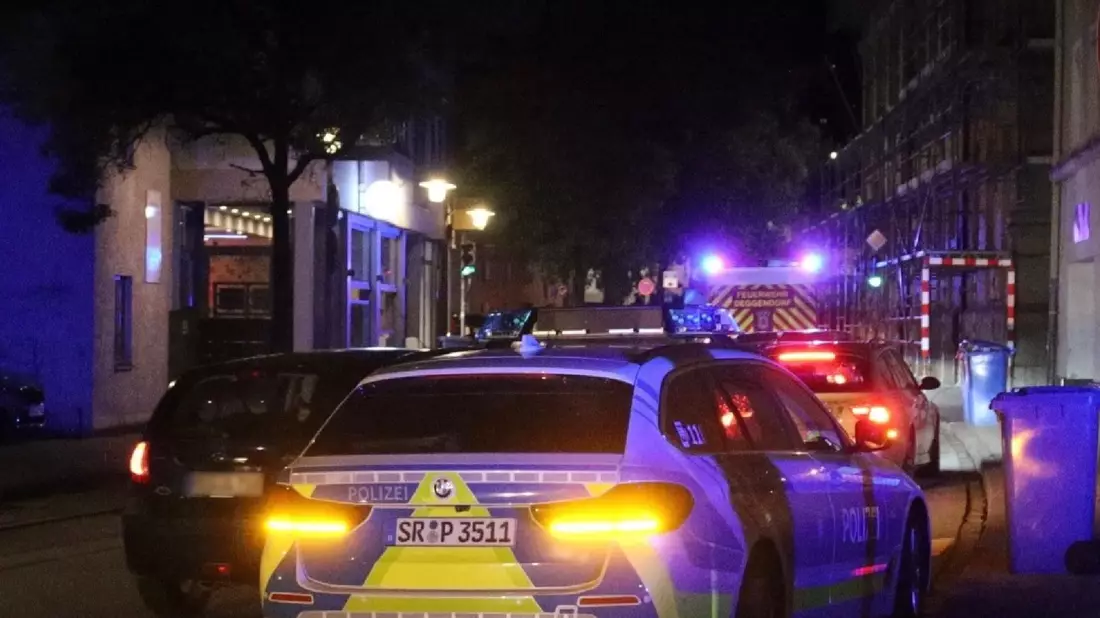 Anwohner hören Schussgeräusche - und finden einen verletzten Mann. Die Polizei nimmt nach stundenlanger Fahndung zwei Tatverdächtige fest. - Bild: Markus Zechbauer/zema-medien/dpa
