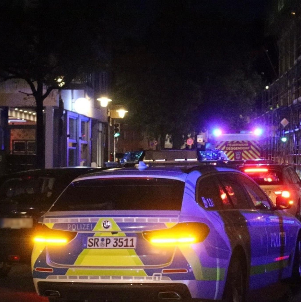 Anwohner hören Schussgeräusche - und finden einen verletzten Mann. Die Polizei nimmt nach stundenlanger Fahndung zwei Tatverdächtige fest. - Foto: Markus Zechbauer/zema-medien/dpa