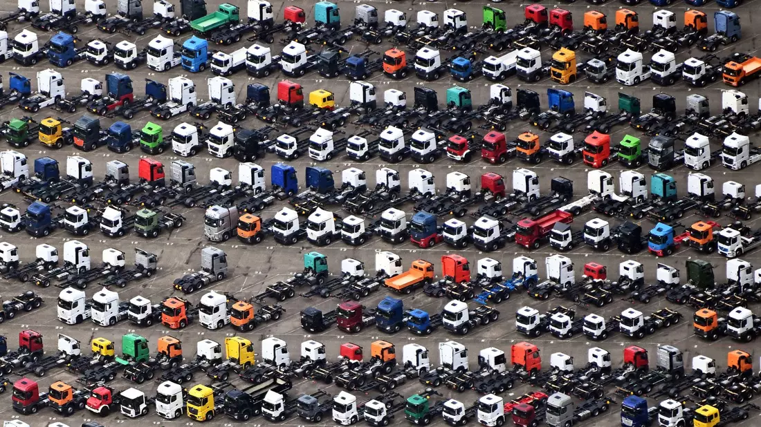 Der Absatz von Mercedes-Benz Trucks ist zuletzt gesunken. (Archivbild) - Bild: Uli Deck/dpa