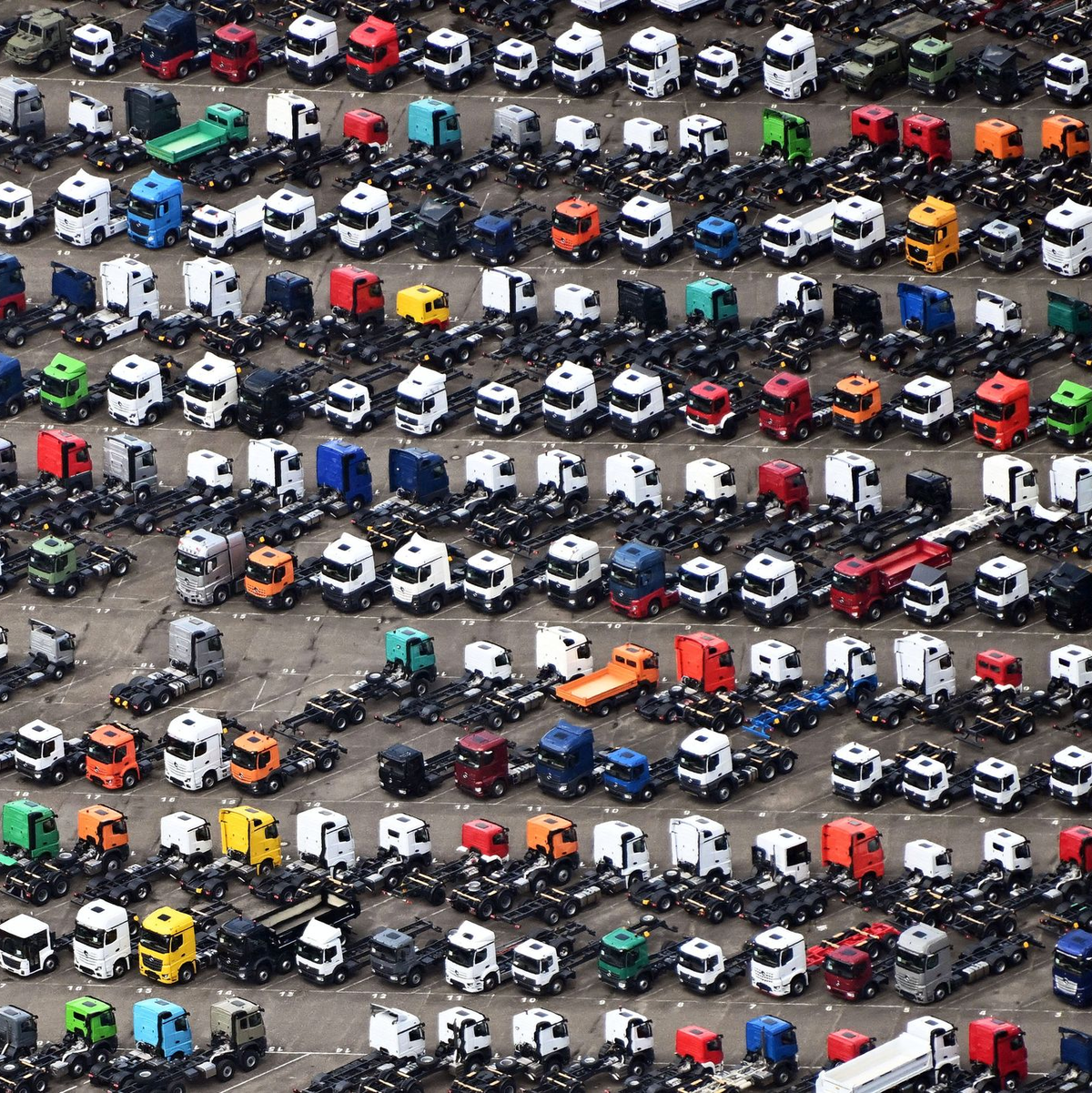 Der Absatz von Mercedes-Benz Trucks ist zuletzt gesunken. (Archivbild) - Foto: Uli Deck/dpa
