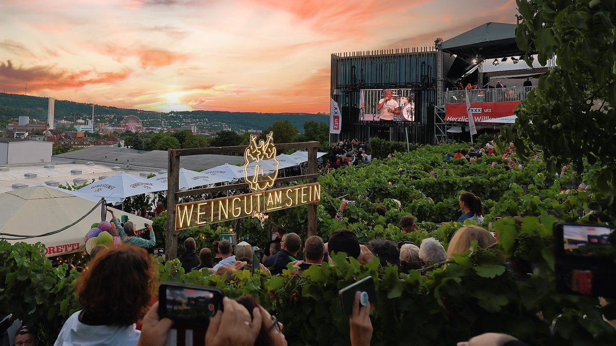 XXXL-Party im Zeichen der Hilfe für die Kleinsten: XXXLutz feiert seinen 80. Geburtstag mit einem begeisternden Konzert von Peter Maffay über den Dächern Würzburgs - Foto: presseportal.de