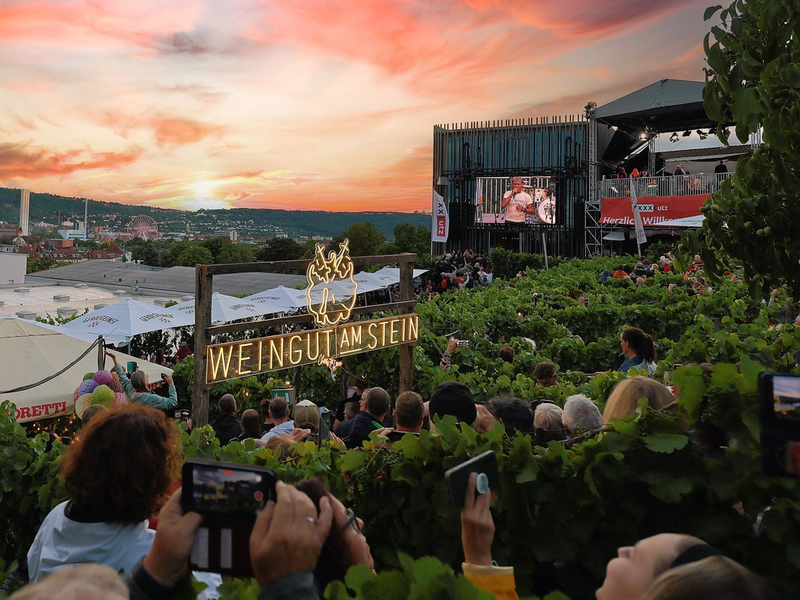 XXXL-Party im Zeichen der Hilfe für die Kleinsten: XXXLutz feiert seinen 80. Geburtstag mit einem begeisternden Konzert von Peter Maffay über den Dächern Würzburgs - Foto: presseportal.de
