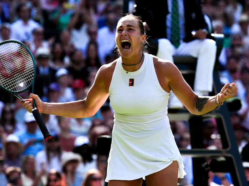 Jannik Sinner gewinnt trotz Problemen am Ellenbogen. - Foto: Ben Whitley/PA Wire/dpa