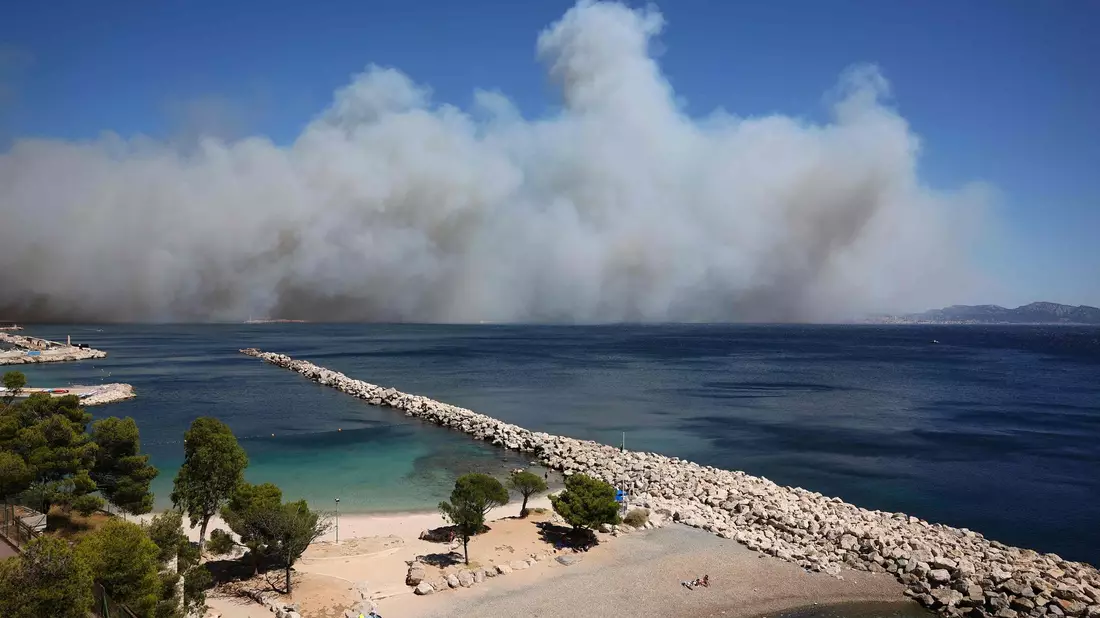 Riesige Rauchwolken versetzen die Bewohner von Marseille in Schrecken. - Bild: Clement Mahoudeau/AFP/dpa