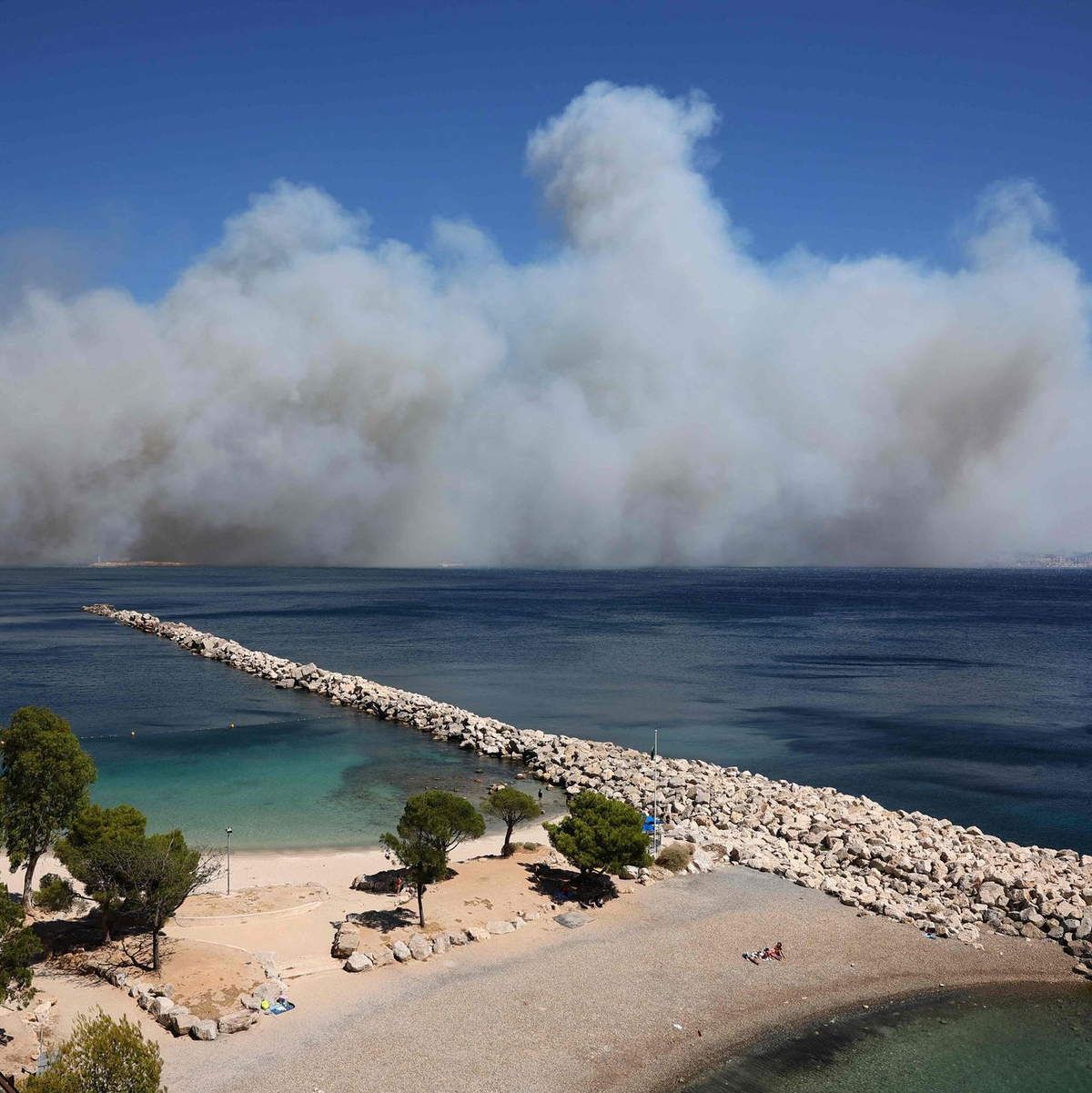 Riesige Rauchwolken versetzen die Bewohner von Marseille in Schrecken. - Foto: Clement Mahoudeau/AFP/dpa