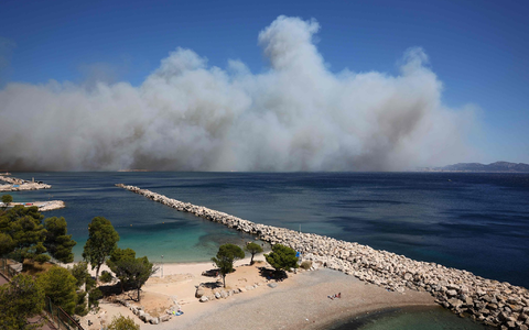Riesige Rauchwolken versetzen die Bewohner von Marseille in Schrecken. - Foto: Clement Mahoudeau/AFP/dpa