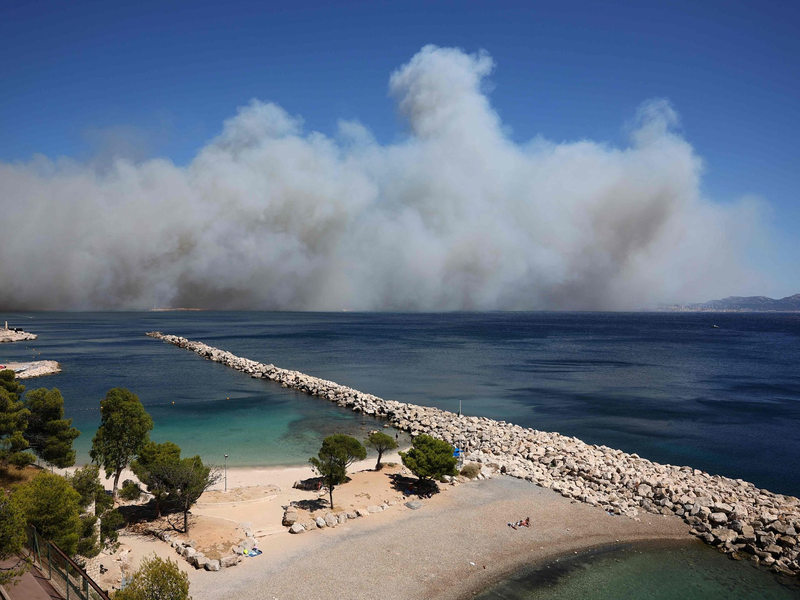Riesige Rauchwolken versetzen die Bewohner von Marseille in Schrecken. - Foto: Clement Mahoudeau/AFP/dpa