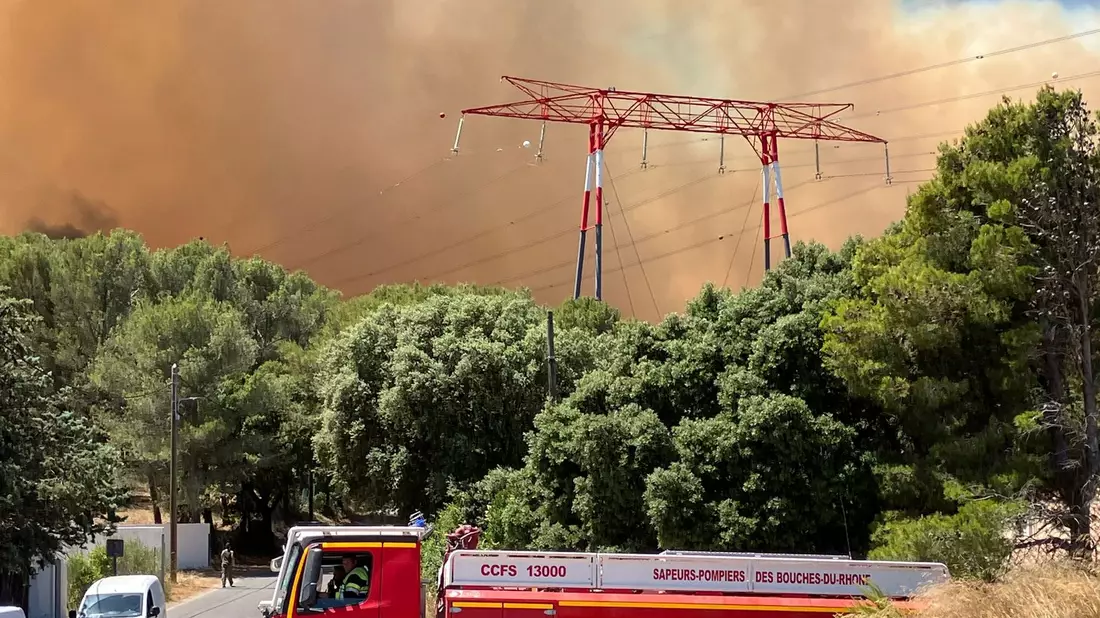 Mit einem Großaufgebot versucht die Feuerwehr, der Flammen Herr zu werden. - Bild: Uncredited/SDIS33/AP/dpa
