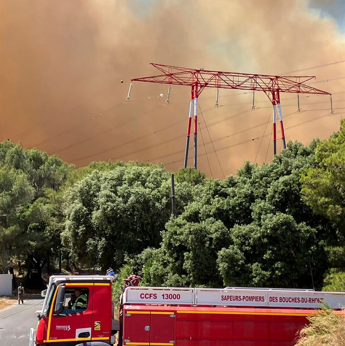Mit einem Großaufgebot versucht die Feuerwehr, der Flammen Herr zu werden. - Foto: Uncredited/SDIS33/AP/dpa
