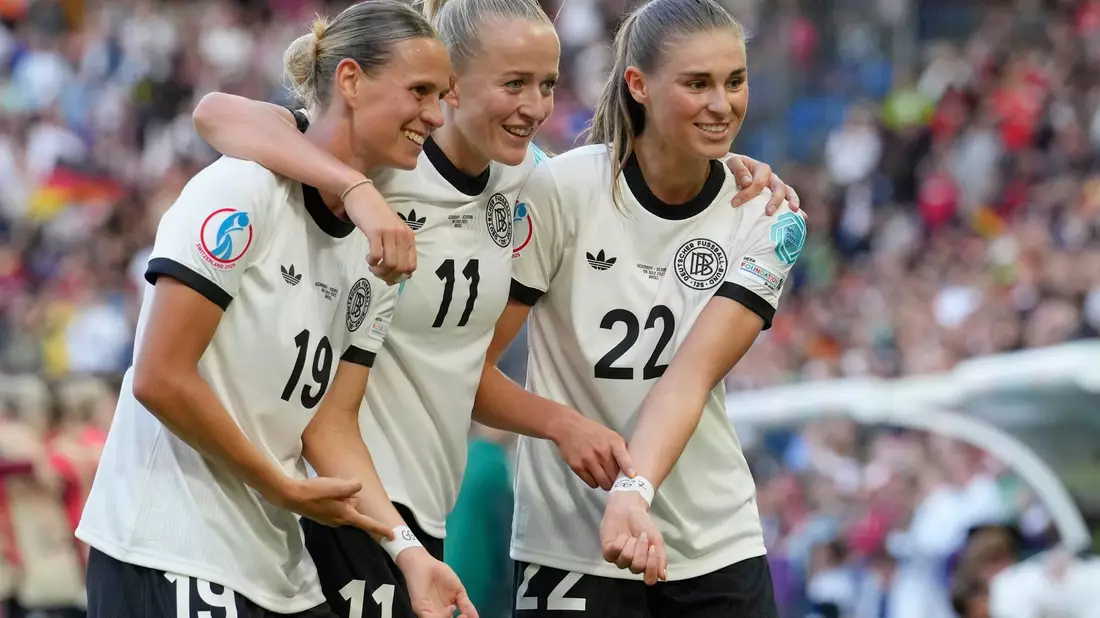 Die deutschen Fußballerinnen erinnern an ihre verletzte Kapitänin Giulia Gwinn. - Bild: Martin Meissner/AP/dpa