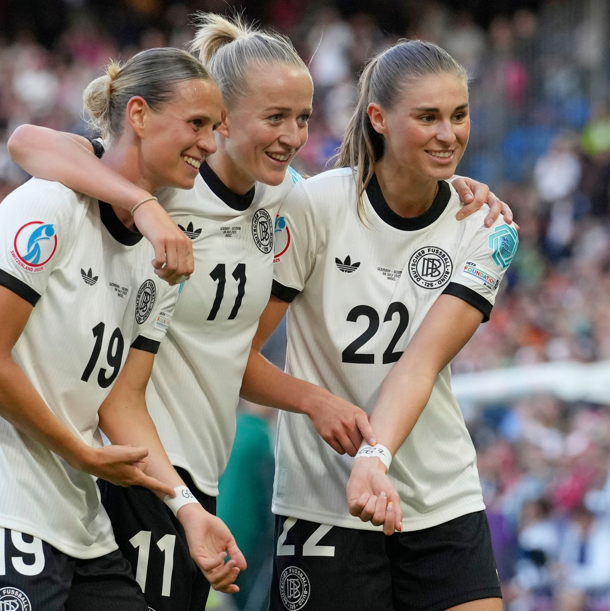 Die deutschen Fußballerinnen erinnern an ihre verletzte Kapitänin Giulia Gwinn. - Foto: Martin Meissner/AP/dpa