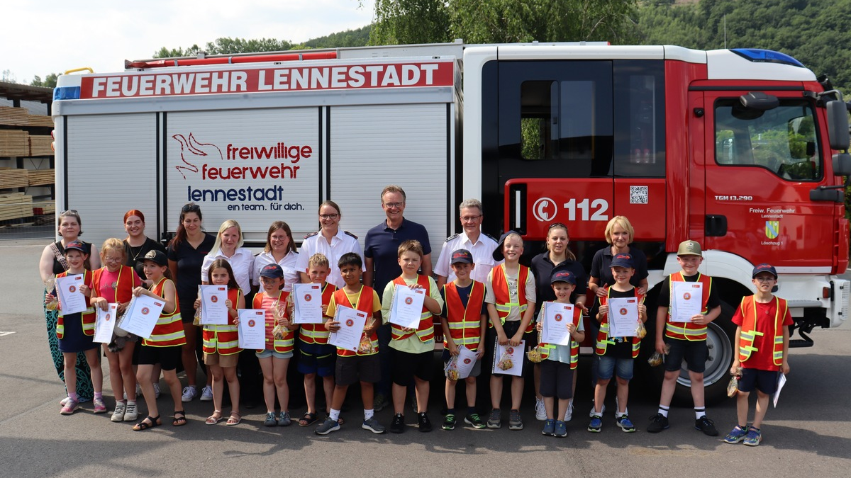 FW-OE: Feierliche Verleihung der Kinderflamme in Bronze bei der Kinderfeuerwehr Lennestadt - Foto: presseportal.de