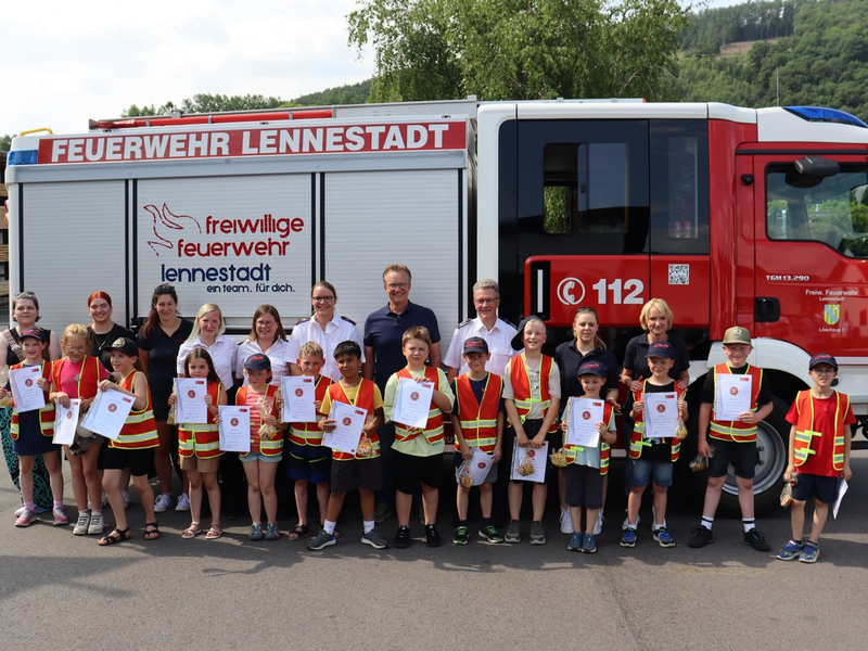 FW-OE: Feierliche Verleihung der Kinderflamme in Bronze bei der Kinderfeuerwehr Lennestadt - Foto: presseportal.de