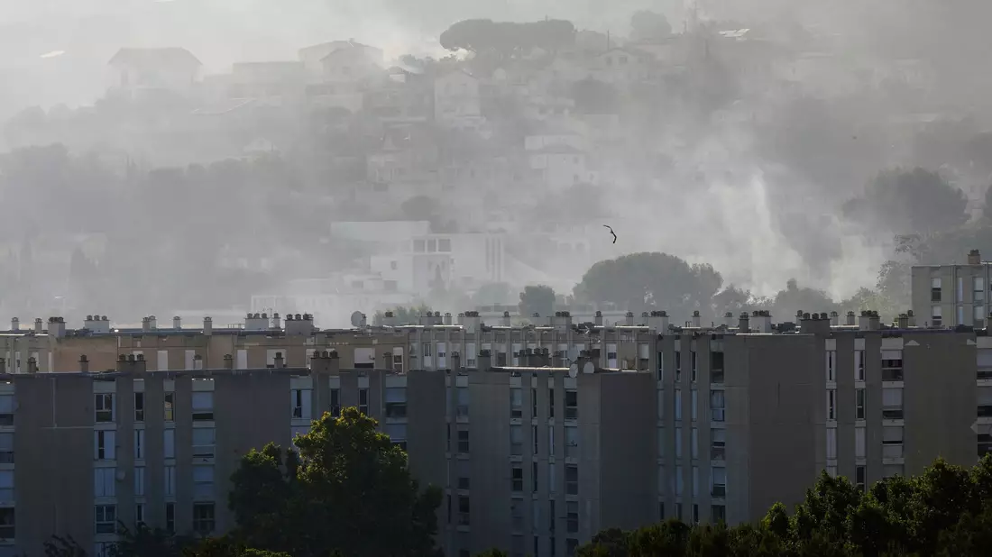 Noch ist der riesige Brand bei Marseille nicht vollständig gelöscht. - Bild: Lewis Joly/AP/dpa
