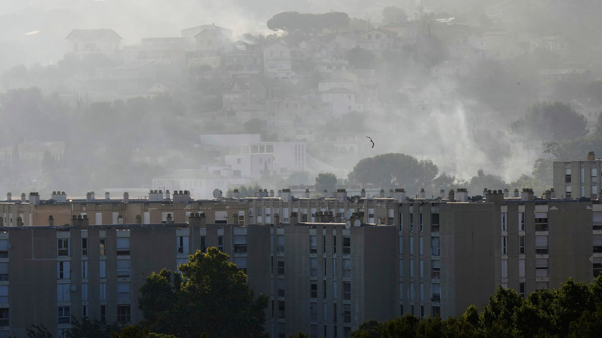 Noch ist der riesige Brand bei Marseille nicht vollständig gelöscht. - Foto: Lewis Joly/AP/dpa