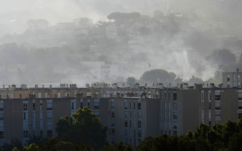Noch ist der riesige Brand bei Marseille nicht vollständig gelöscht. - Foto: Lewis Joly/AP/dpa