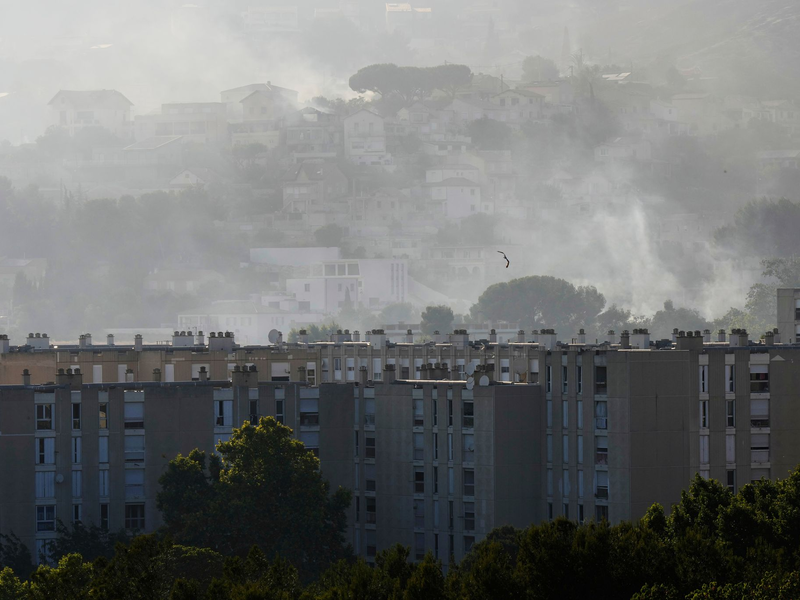 Noch ist der riesige Brand bei Marseille nicht vollständig gelöscht. - Foto: Lewis Joly/AP/dpa