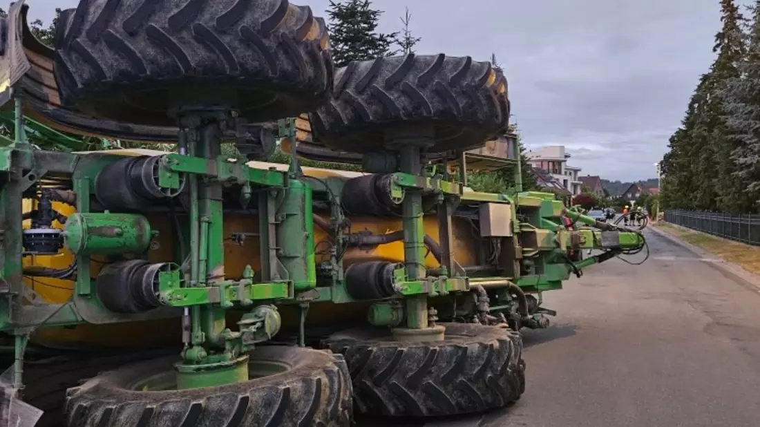 POL-HI: Landwirtschaftlicher Anhänger kippt um - Verkehrsunfall mit lang anhaltenden Bergungsmaßnahmen (Zeugenaufruf) - Bild: presseportal.de