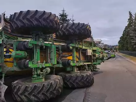 POL-HI: Landwirtschaftlicher Anhänger kippt um - Verkehrsunfall mit lang anhaltenden Bergungsmaßnahmen (Zeugenaufruf) - Foto: presseportal.de
