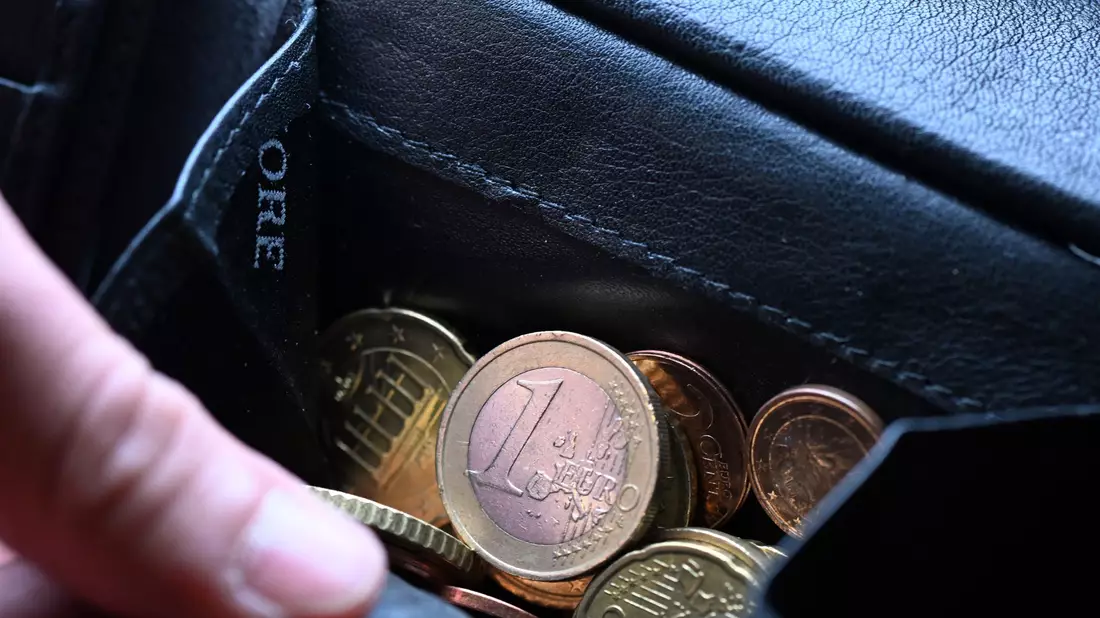 Viele Menschen machen sich Sorgen - auch wegen hoher Preise. (Symbolbild) - Bild: Federico Gambarini/dpa