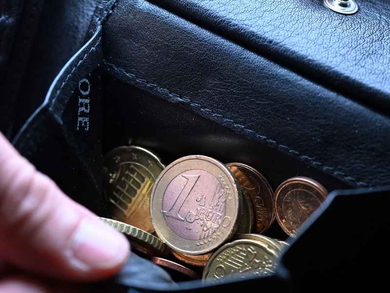 Bei vielen Menschen in Deutschland ist die Sorge um die eigene finanzielle Zukunft groß. (Symbolbild) - Foto: Federico Gambarini/dpa