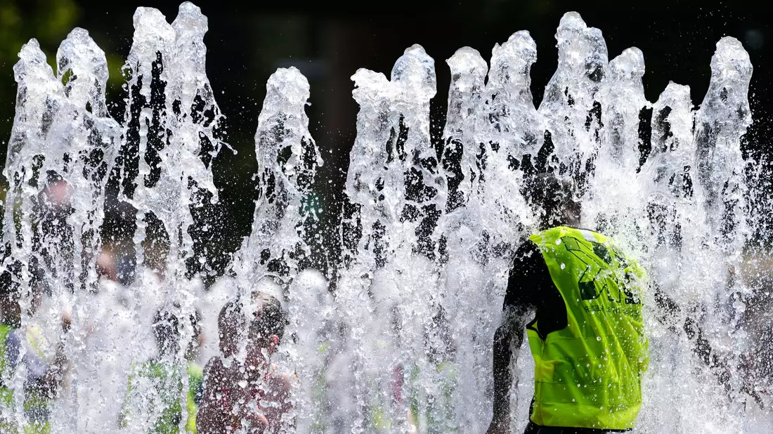 Ein Wasserbrunnen während der Hitzewelle in Belgien. (Archivbild) - Bild: Virginia Mayo/AP/dpa