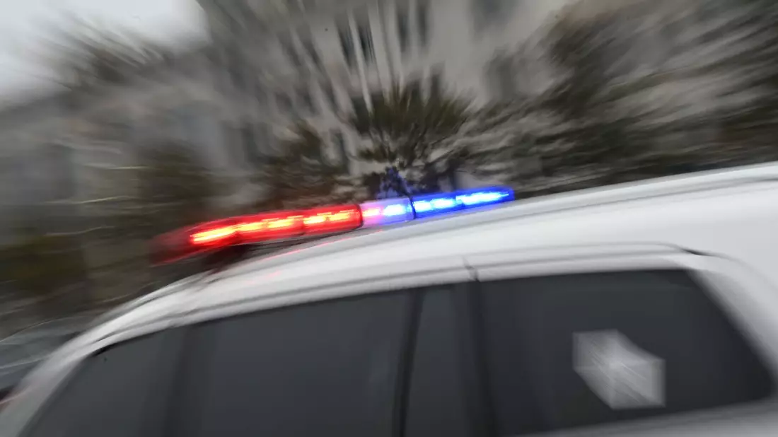 Die Polizei ermittelt gegen den Betreiber und das Küchenpersonal des Kindergartens. (Symbolbild) - Bild: Johannes Neudecker/dpa
