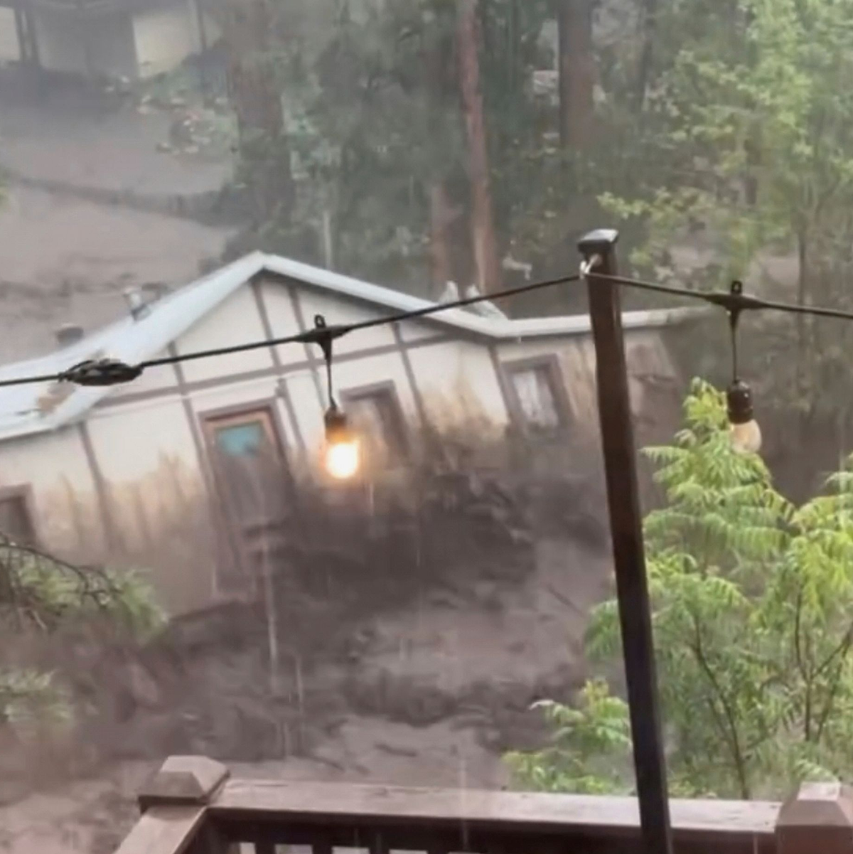 Im Bundesstaat Texas wurde ein ganzes Haus von den Wassermassen mitgerissen.  - Foto: Kaitlyn Carpenter/via AP/dpa