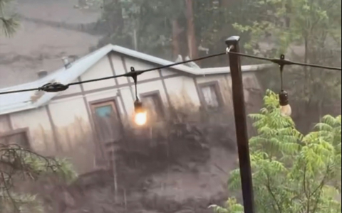 Im Bundesstaat Texas wurde ein ganzes Haus von den Wassermassen mitgerissen.  - Foto: Kaitlyn Carpenter/via AP/dpa