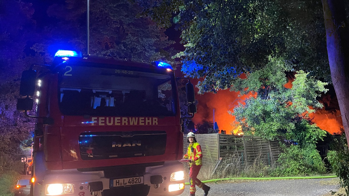 FW Lehrte: Laubenbrand entwickelt sich zum Großfeuer - Ausfall des Digitalfunk erschwert den Einsatz - Foto: presseportal.de