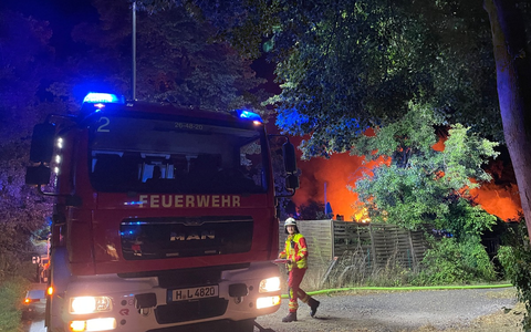 FW Lehrte: Laubenbrand entwickelt sich zum Großfeuer - Ausfall des Digitalfunk erschwert den Einsatz - Foto: presseportal.de FW Lehrte: Laubenbrand entwickelt sich zum Großfeuer - Ausfall des Digitalfunk erschwert den Einsatz - Foto: presseportal.de