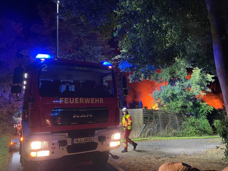 FW Lehrte: Laubenbrand entwickelt sich zum Großfeuer - Ausfall des Digitalfunk erschwert den Einsatz - Foto: presseportal.de